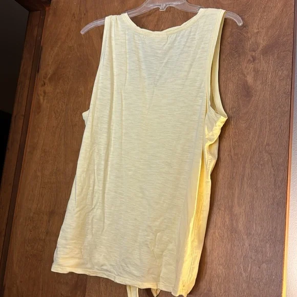 Cute yellow XXL Henley Style tank ties at bottom - Picture 6 of 6